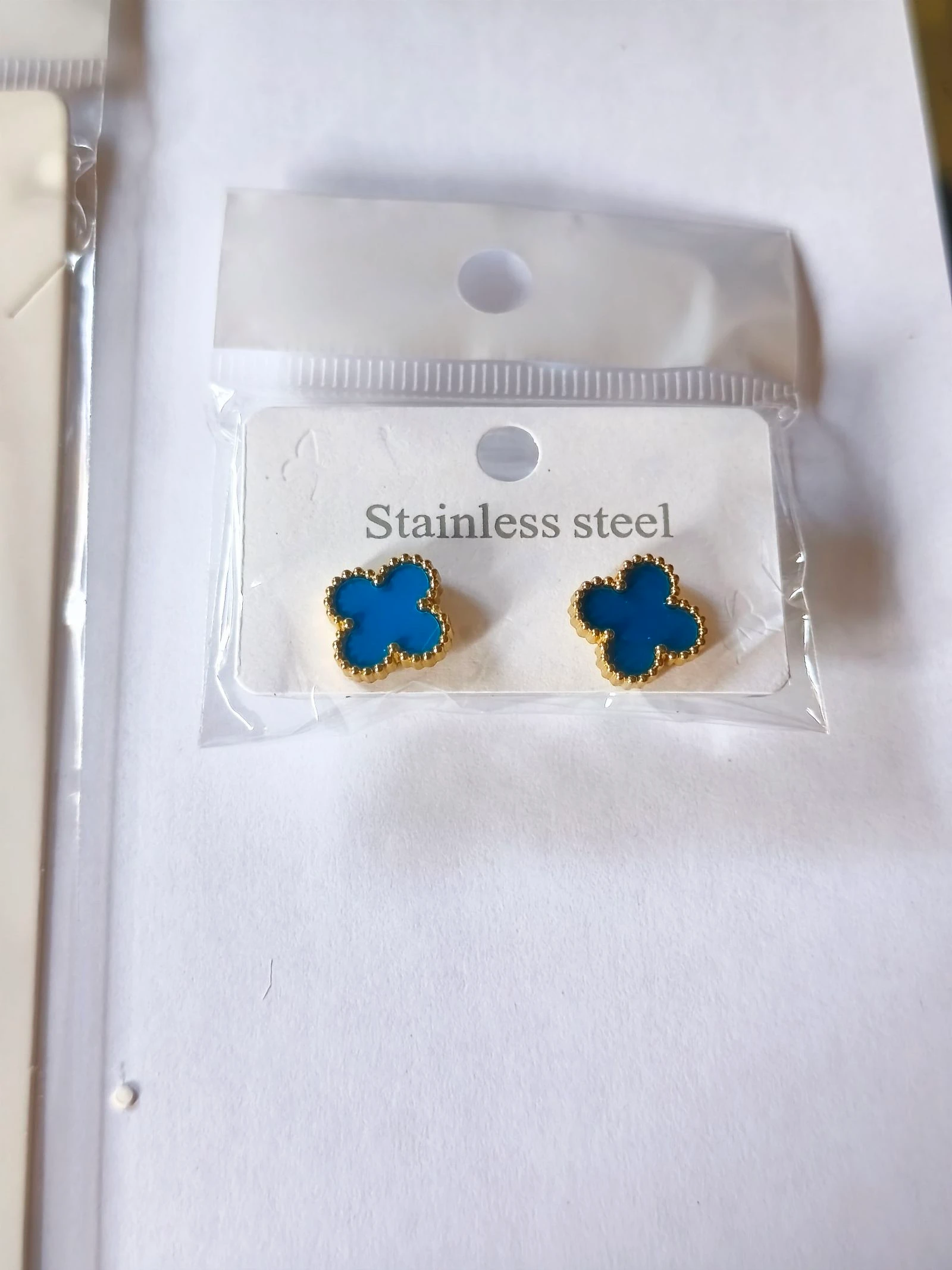 Conjunto de gargantila pulseira e brincos de trevo azul claro com corrente dourada – photo 9